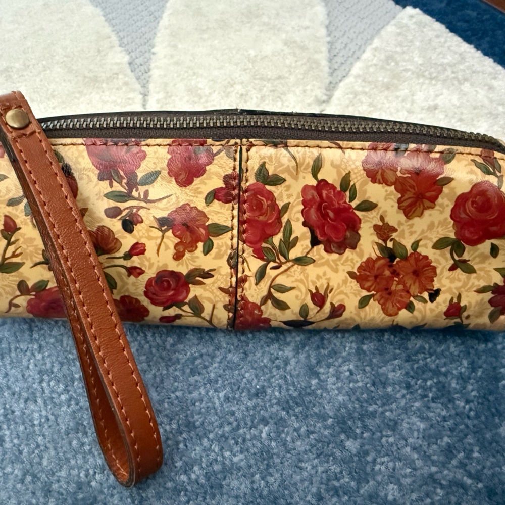 NWOT Patricia Nash Floral Wristlet with Red Roses